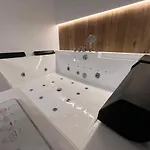 Gold Sleep We Wroclawiu Z Prywatnym Jacuzzi I Duzym Lozkiem *