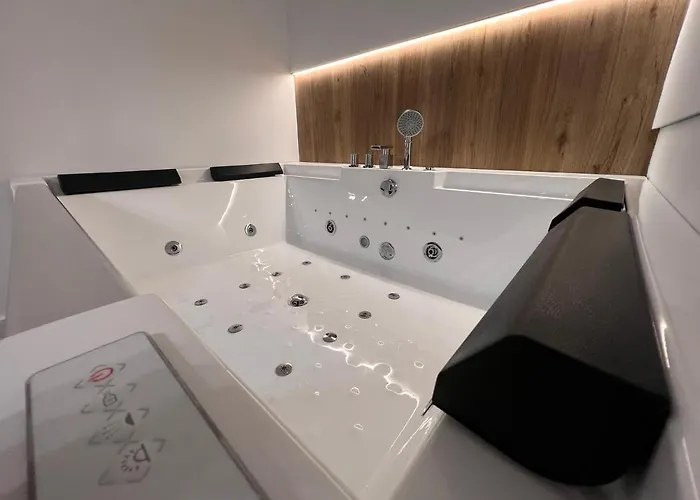 Gold Sleep We Wroclawiu Z Prywatnym Jacuzzi I Duzym Lozkiem *