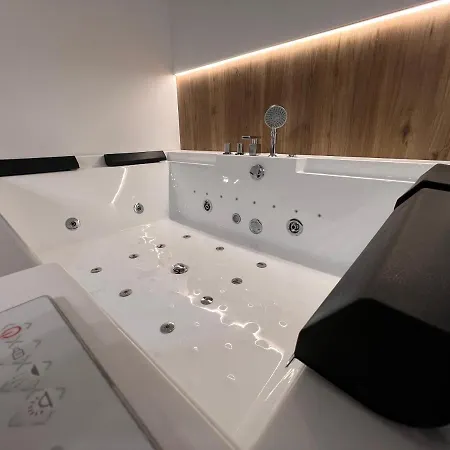 Gold Sleep We Wroclawiu Z Prywatnym Jacuzzi I Duzym Lozkiem *