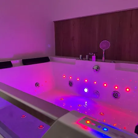 Gold Sleep We Wroclawiu Z Prywatnym Jacuzzi I Duzym Lozkiem Lägenhet *